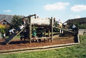 Это наша школьная детская площадка в английской школе. Я на канате (посередине, в зеленом свитере:)