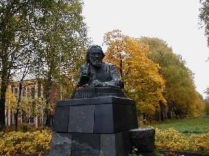 Памятник И.И. Мечникову на территории больницы им. Петра Великого
