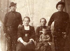 Семья Николаевых: мать Анастасия Кузьминична с сыновьями Ванюшей, Поликарпом(слева), Егором (справа) и невесткой Анастасией (1914 год)
