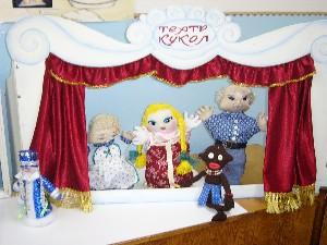 Сцена передвижного кукольного театра "Теремок"