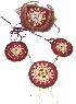 Рисунок на колье представляет собой зашифрованное послание: центральная часть — солнце. Вокруг него люди, стоящие в кругу — это саамский народ, который счастлив и благополучен на своей земле. 