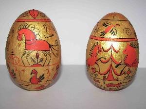 Пасхальные яйца (мезенская роспись по дереву). Авторы: Новикова Женя (яйцо слева), Баринова Наташа (яйцо справа)