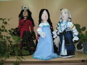 Куклы из пластиковых бутылок в народных костюмах.