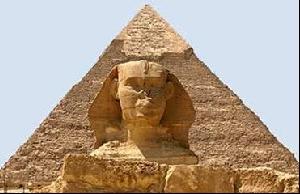 Пирамида Хеопса (Построена в XXVI в.до .н.э., длительность строительства — 23 года, высота 146,6 м, длина основания — 230 м.)