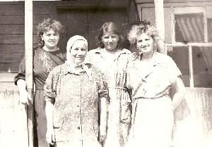 Бабушка — Кислинская Анастасия с дочерьми на пороге своего дома