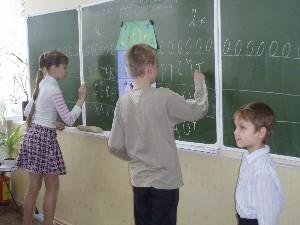 Трулов А. проводит игру по русскому языку в 5 классе.