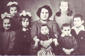 Денисова Клавдия Александровна с детьми. 1965 год.