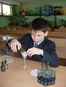 Магай Леонид, автор проекта, готовит водную вытяжку