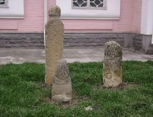 Каменные половецкие  бабы и изваяния у входа в республиканский музей