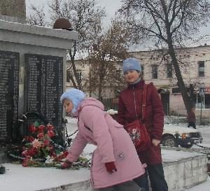 Возложение цветов к памятнику погибшим