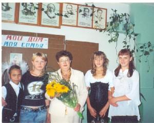 Ирина Владимировна со своими бывшими и нынешними учениками и со своей дочерью Наташей (крайняя слева)