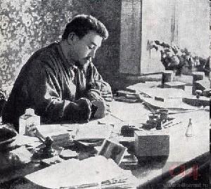 Александр Иванович Куприн за рабочим столом