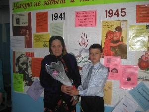 Автор проекта со своей прабабушкой в День Победы
