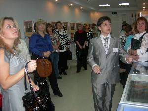 Руслан проводит экскурсию в музейной комнате для родительской общественности города