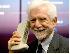 Мартин Купер с первым сотовым телефоном