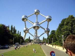 Атомиум в Брюсселе(арх. Андре Ватеркейн) выполнен в стиле Архитектурной бионики