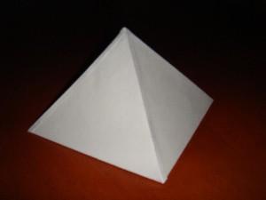 бумажная пирамида