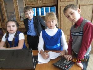 Юдина Полина, Точёный Александр, Егорова Анастасия, Ерошкин Алексей обрабатывают результаты исследований.