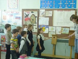 Кириндясова Света выступает перед учениками начальной школы.