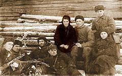 Партизанский отряд. Анна Павлова в центре 1941г.