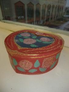 Шкатулка, выполненная из старой коробки от конфет и украшенная росписью